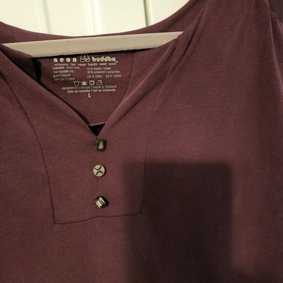 Soft lightweight VNeck Long Sleeve Shirt. L. Never worn. Maroon.3 buttons. - Picture 6 of 12